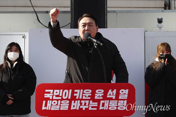 국민의힘 윤석열 대선 후보가 17일 오전 경기 안성시 중앙시장 앞 서인사거리에서 열린 유세에서 연설하고 있다.