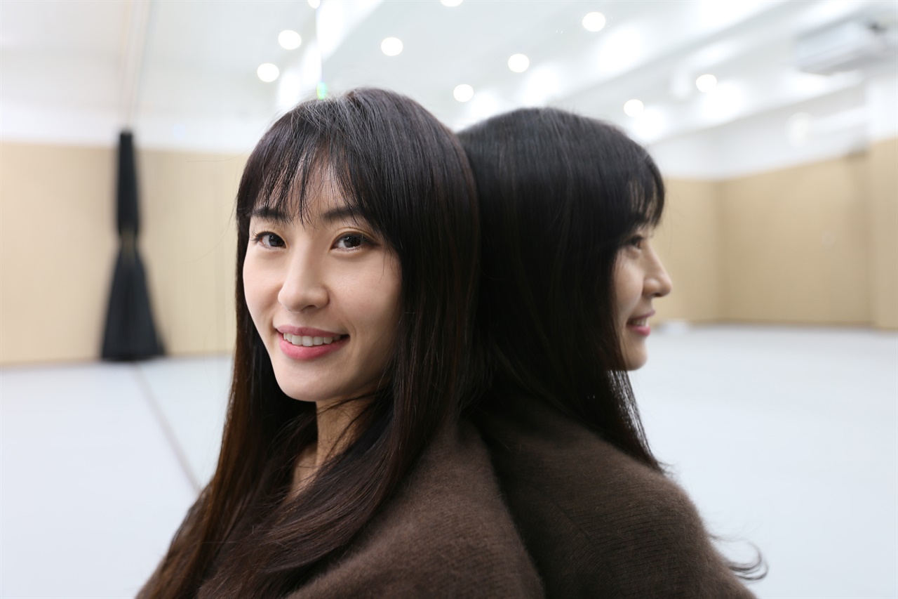  공연을 10일 앞둔 지난 15일, 방배동의 한 연습실에서 김유미 안무가는 2021 공연예술창작산실 '올해의신작' 무용 부문 선정작 <윤회매십전>에 대한 자세한 이야기를 들려줬다. 