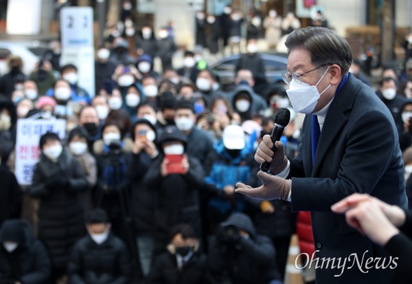 더불어민주당 이재명 대선 후보가 17일 오후 서울 중구 청계광장에서 열린 '다시 광화문에서' 거리유세에서 지지를 호소하고 있다.