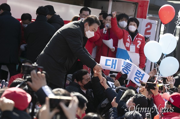 국민의힘 윤석열 대선후보가 17일 경기 성남시 분당구 야탑역 1번 출구에서 열린 "부패 없는 성남! 공정한 대한민국!" 성남 유세에서 지지자와 인사하고 있다.