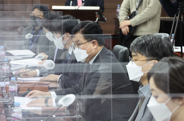 최영준 통일부 차관(오른쪽에서 세 번째)이 17일 오후 정부서울청사에서 열린 '북한이탈주민 보호 및 정착지원협의회' 전체회의를 주재하며 발언하고 있다. 2022.2.17