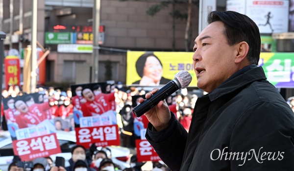 국민의힘 윤석열 대선 후보가 17일 오후 서울 송파구 석촌호수 서호 인근 사거리에서 열린 유세에서 발언하고 있다. 