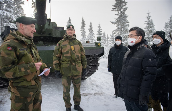 지난 2월 16일 서욱 국방부장관(오른쪽)이 노르웨이 주력전차 사업의 동계시험평가가 이뤄지고 있는 레나 기지(Rena Camp)에서 노르웨이 국방부 관계자로부터 평가 진행 상황을 보고 받는 모습.