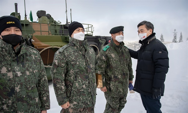 서욱 국방부장관(오른쪽)이 지난 16일(현지) 노르웨이 주력전차 사업의 동계시험평가가 이뤄지는 레나 기지(Rena Camp)를 방문, K2 전차의 시험평가를 지원하는 육군 전차 운용요원들을 격려하는 모습.