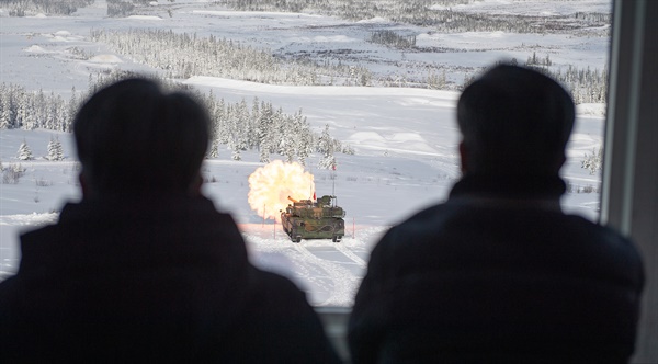 서욱 국방부장관이 16일(현지시간) 노르웨이 주력전차 사업의 동계시험평가가 이뤄지고 있는 레나 기지(Rena Camp)에서 K2 전차의 사격시험을 참관하고 있다.