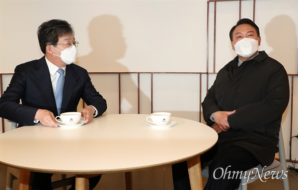 국민의힘 윤석열 대선후보와 유승민 전 의원이 17일 서울 여의도의 한 카페에서 만나고 있다.