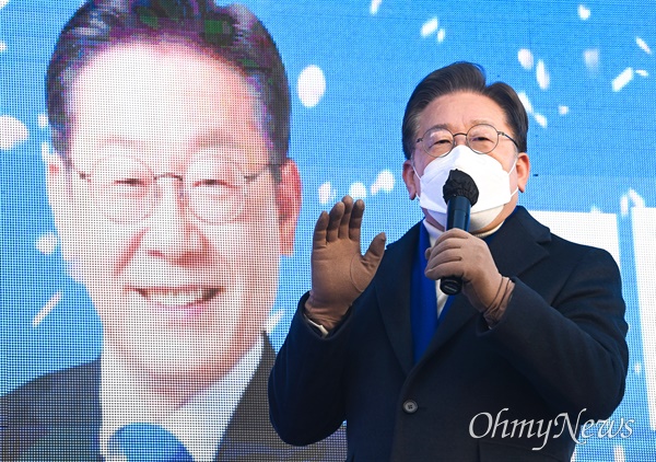 이재명 더불어민주당 대선후보가 17일 오후 서울 성동구 왕십리역에서  유세를 하고 있다. 