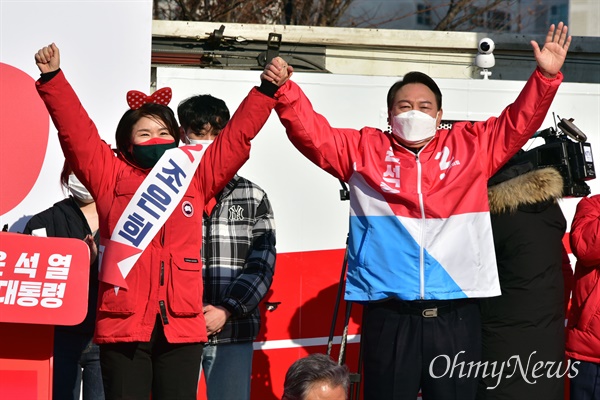  2022년 2월 17일, 당시 국민의힘 윤석열 대선 후보와 조은희 국회의원(서울 서초갑) 보궐선거 후보가 서울 서초구 고속버스터미널 유세에서 손을 맞잡고 인사하고 있다.