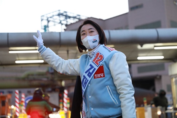 17일 오전 포항 포스코 앞에서 출근 유세 중인 김재연 진보당 대선후보