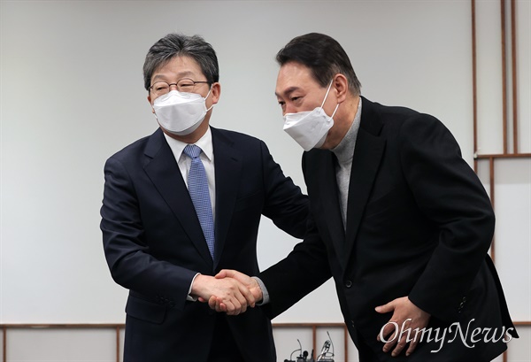 지난 2월 17일 당시 국민의힘 윤석열 대선 후보와 유승민 전 의원이 서울 여의도의 한 카페에서 만나 악수하고 있다.
