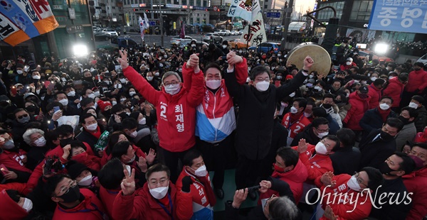 국민의힘 윤석열 대선 후보(가운데)가 17일 서울 종로구 동묘앞역에서 열린 "나라를 바로 세웁시다" 종로 유세에서 유승민 전 의원(오른쪽), 종로 보궐선거에 출마한 최재형 전 감사원장(왼쪽)과 손을 맞잡아 들어 올리며 지지를 호소하고 있다.