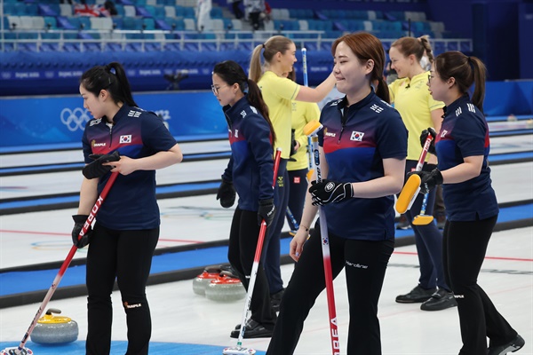  17일 중국 베이징 국립 아쿠아틱 센터에서 열린 2022 베이징 동계올림픽 컬링 여자 단체전 한국과 스웨덴의 경기에서 패한 팀킴이 아쉬워하고 있다. 2022.2.17
