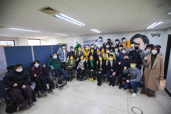 정의당 심상정 대선후보가 지난 9일 서울 종로 지역구 국회의원 후보로 출마하는 정의당 배복주 후보 사무실 개소식 참석해 기념사진을 찍고 있다. 