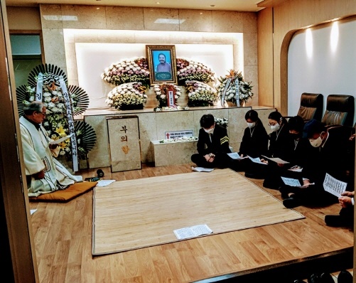 코로나로 인해 조촐하게 치러진 가족장에 지인 목사들이 장례를 집전하고 가족들이 참석했다. 
