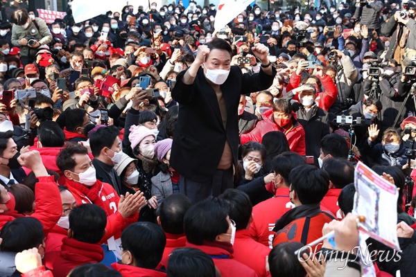 국민의힘 윤석열 대선 후보가 18일 오후 경북 구미시 구미역 앞에서 유세를 마친 뒤 지지자들과 인사하고 있다.
