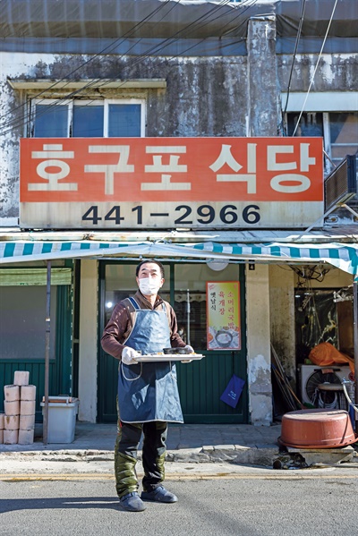  인천 남동구에서 가장 오래 된 것으로 알려진 '호구포식당'의 최태영 사장.