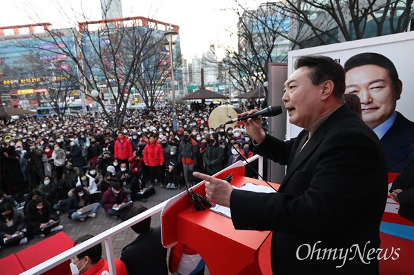 윤석열 국민의힘 대선 후보가 18일 오후 대구 달성군 대실역사거리에서 유권자들에게 지지를 호소하고 있다.