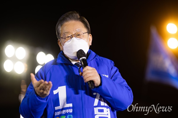이재명 더불어민주당 대선후보가 18일 오후 광주광역시 동구 5·18 민주광장에서 유세를 하고 있다.