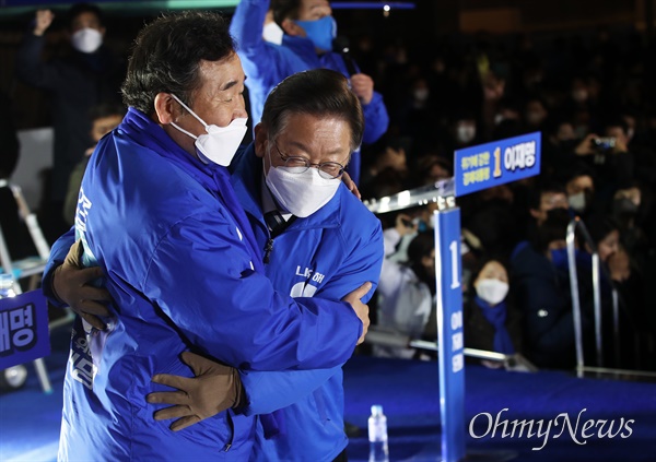  이재명 더불어민주당 대선 후보가 18일 오후 광주 5·18민주광장에서 열린 '광주 정신으로 미래를 열어주십시오' 광주 집중유세에서 이낙연 총괄선대위원장과 포옹하고 있다.