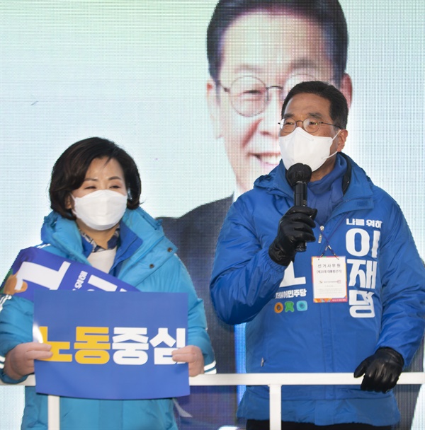 이재명 후보에 대한 지지를 호소하는 노동위원회 상임대표 김주영 의원(오른쪽)·공동대표 이수진 의원(비례)