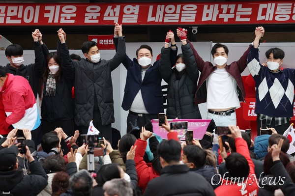  국민의힘 윤석열 대선 후보가 19일 오전 울산 롯데백화점 울산점 앞에서 열린 유세에서 연설을 마친 뒤 청년들과 함께 인사하고 있다. 자료사진.