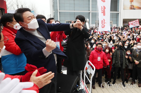 윤석열 국민의힘 대선 후보가 19일 울산 남구 롯데백화점 앞에서 시민들을 향해 지지를 호소하고 있다.