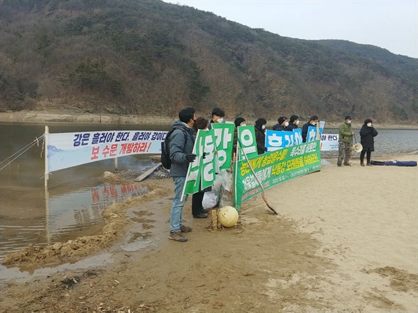 낙동강네트워크, 안동·대구·창녕·마산창원진해·김해양산·부산·울산환경운동연합은 19일 오전 낙동강 합천창녕보 상류 모래밭에서 아흐레 동안 해오던 천막농성을 마무리했다.