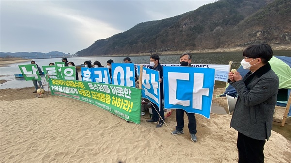  낙동강네트워크, 안동·대구·창녕·마산창원진해·김해양산·부산·울산환경운동연합은 19일 오전 낙동강 합천창녕보 상류 모래밭에서 아흐레 동안 해오던 천막농성을 마무리했다.