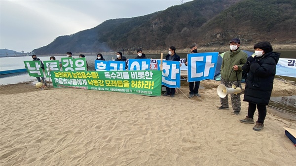  낙동강네트워크, 안동·대구·창녕·마산창원진해·김해양산·부산·울산환경운동연합은 19일 오전 낙동강 합천창녕보 상류 모래밭에서 아흐레 동안 해오던 천막농성을 마무리했다.