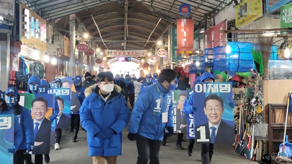  대통령선거 공식 선거운동 이후 첫 주말을 맞아 더불어민주당 서산태안 대전환 선대위는, 이재명 후보의 지지를 호소하며 집중 유세에 나섰다.