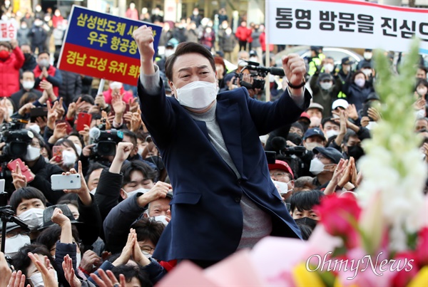 윤석열 국민의힘 대선 후보가 19일 경남 통영 무전사거리 인근에서 시민들을 향해 지지를 호소하고 있다