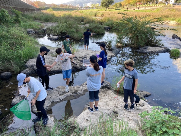  동천 4차선 도로확장공사 현장은 순천삼산초등학교 학생들이 물고기를 관찰하던 배움터였다.