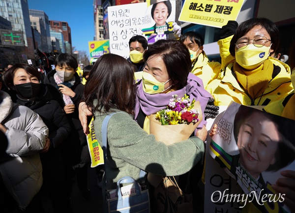 지난 2월 20일 심상정 정의당 대선후보가 서울 강남구 메가박스시티 앞에서 열린 서울 집중유세에서 한 지지자에게 꽃다발을 선물받고 있다.