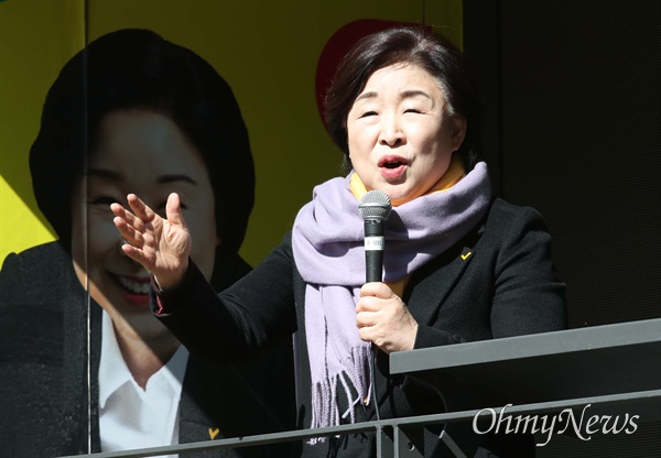  심상정 정의당 대선 후보가 20일 서울 강남구 메가박스시티 앞에서 열린 서울 집중유세에서 시민들에게 지지를 호소하고 있다.
