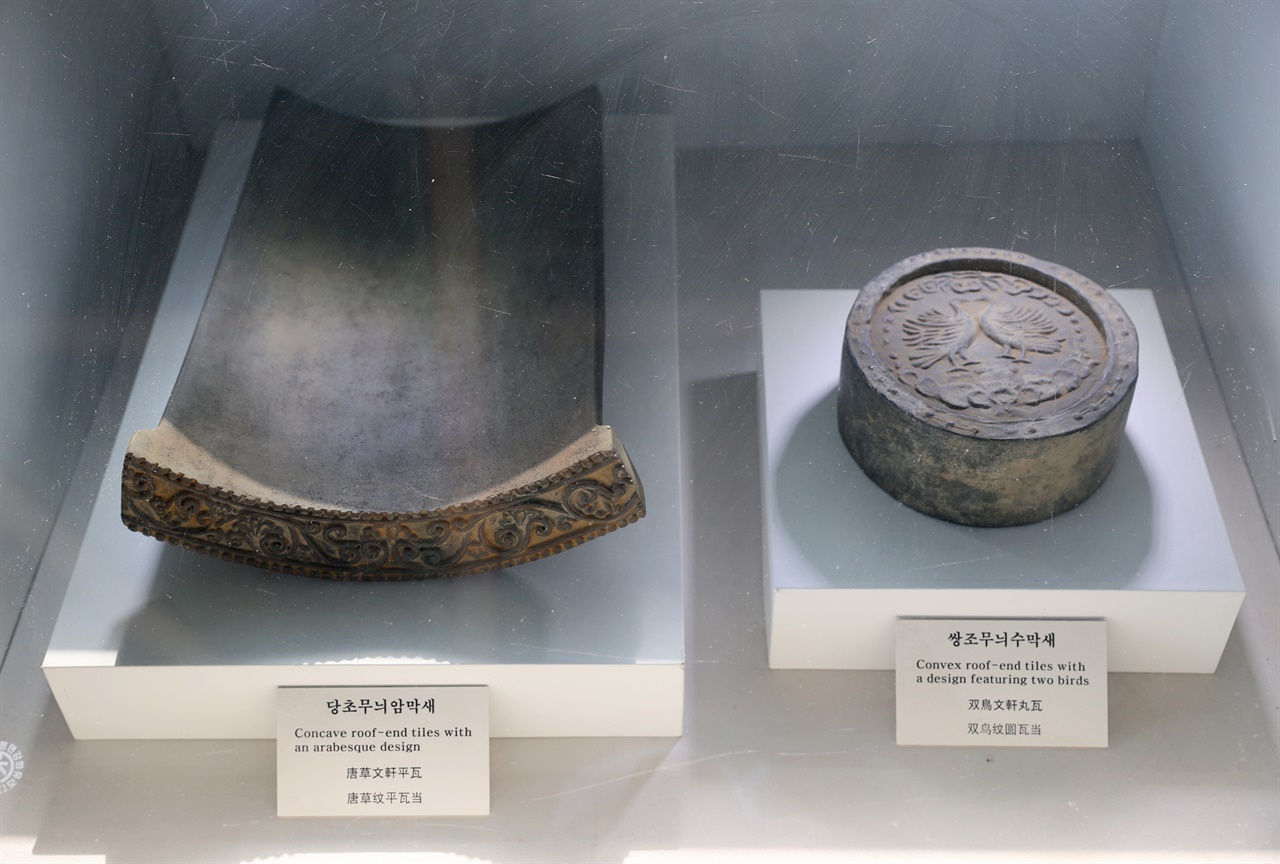 동궁과 월지 발굴 과정에서 출토된 신라시대 유물들.
