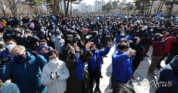  20일 오후 경기도 안양시 안양중앙공원에서 열린 더불어민주당 이재명 대선 후보의 "'안양'하세요, 이재명과 발전하는 경기 남부!" 안양 유세에서 지지자들이 이 후보 연설에 환호하고 있다.