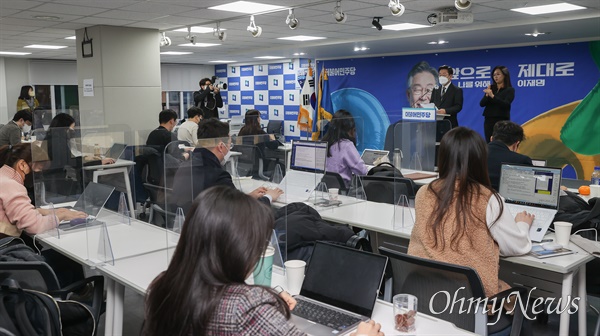 더불어민주당 이재명 대선 후보가 21일 서울 여의도 중앙당사에서 열린 코로나 피해 극복과 대응 방안 관련 기자회견에서 발언하고 있다.