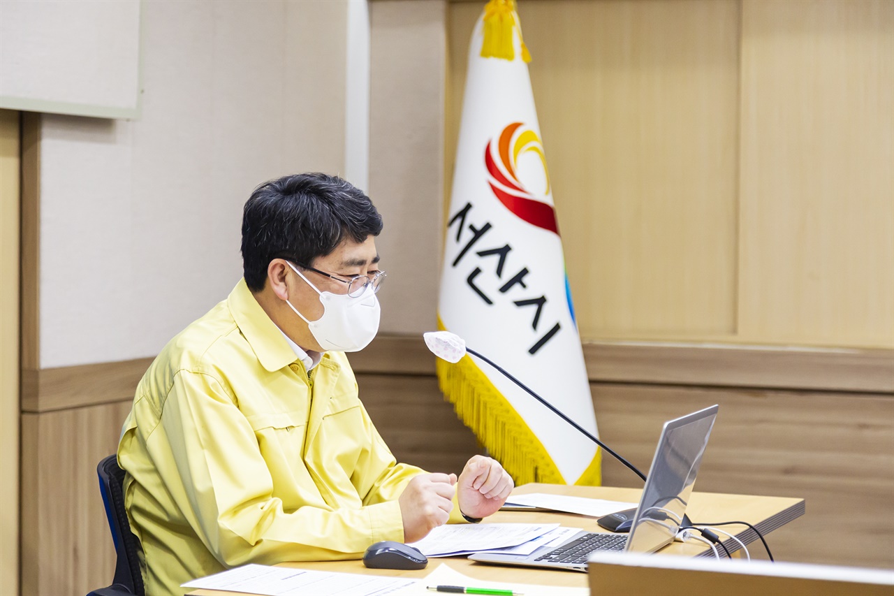 서산시는 재택치료 진료체계가 전환되면서 서산시의사회와 지난 18일 영상 회의를 갖고, 재택치료자 비대면 진료를 위해 손을 맞잡고 힘을 모으기로 했다.