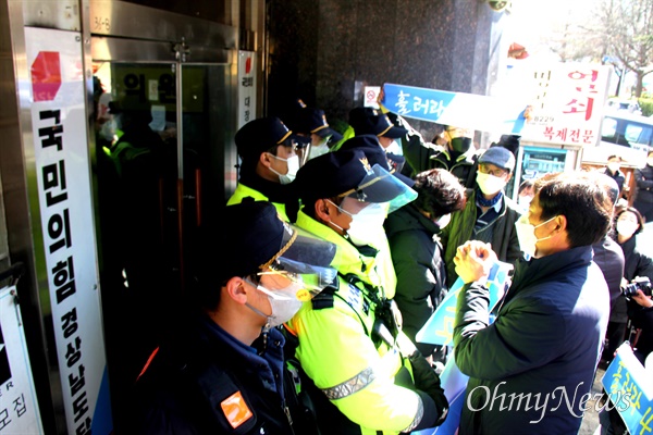 낙동강경남네트워크를 비롯한 시민사회단체 대표들은 2월 21일 국민의힘 경남도당 앞에서 "윤석열 후보의 4대강사업 재자연화 정책 폐기 선언 규탄, 철회 촉구 기자회견"을 연 뒤 입장문을 전달하기 위해 서 있다.