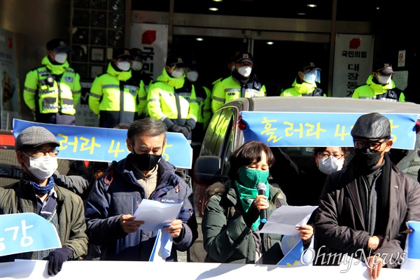  낙동강경남네트워크를 비롯한 시민사회단체 대표들은 2월 21일 국민의힘 경남도당 앞에서 "윤석열 후보의 4대강사업 재자연화 정책 폐기 선언 규탄, 철회 촉구 기자회견"을 열었다.