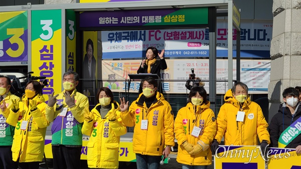  22일 오전 심상정 정의당 대선후보가 대전 서구 둔산동 대전둔산우체국 앞에서 유세하고 있다.