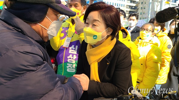 22일 오전 심상정 정의당 대선후보가 대전 서구 둔산동 대전둔산우체국 앞에서 시민들을 만나 지지를 호소하고 있다.
