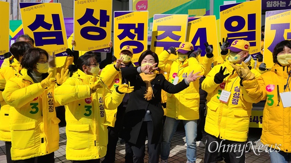 22일 오전 심상정 정의당 대선후보가 대전 서구 둔산동 대전둔산우체국 앞에서 시민들을 만나 지지를 호소하고 있다.
