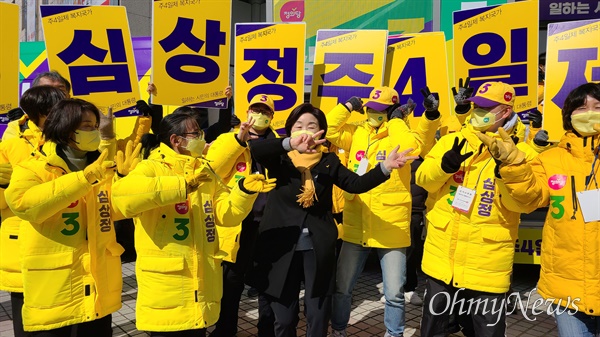  22일 오전 심상정 정의당 대선후보가 대전 서구 둔산동 대전둔산우체국 앞에서 시민들을 만나 지지를 호소하고 있다.
