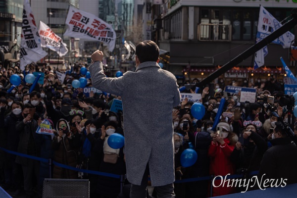 이재명 더불어민주당 대선 후보가 22일 오후 인천 로데오거리 광장에서 유세를 하고 있다. 
