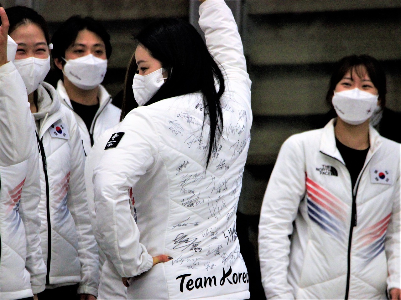  컬링 국가대표 김경애 선수가 선수단복 뒤에 잔뜩 적힌 동료 선수들의 싸인을 뽐내고 있다.