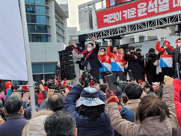  22일, 내포신도시를 방문한 윤석열 후보는 “민주당 정권은 5년동안 박근혜 정부보다 500조 이상 더 썼지만 안정된 일자리는 오히려 줄었다. 집값, 부동산 문제 해결했나? 더 치솟았다.”며 ‘민주당 정권은 힘없는 서민, 사회적 약자 편이라 주장하지만 양극화가 해소되고 어려운 분들이 좀 나아졌는가, 국민 갈라치기하고 허위, 날조, 공작과 20년 집권, 50년 집권, 100년 집권을 떠들면서 우리 사회를 서서히 자유민주주의 국가가 아닌 사회주의 국가로 탈바꿈시키려는 공산 좌파혁명에 빠져 있는 소수에게 대한민국의 정치와 미래를 맡겨서 되겠나“라며 날을 세웠다.