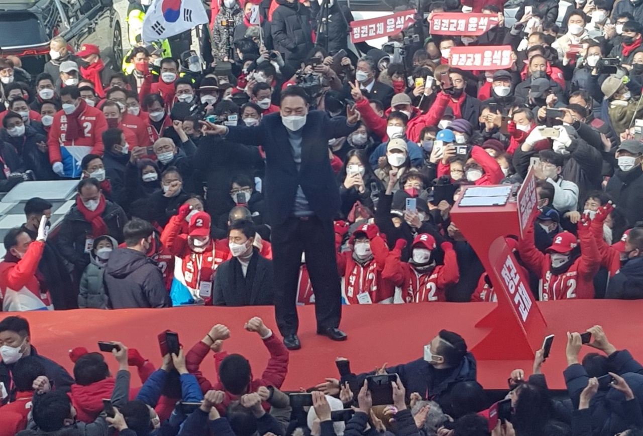  윤 후보는 “민주당의 이재명이 아닌 이재명의 민주당이다. 과거 김대중의 민주당, 노무현의 민주당이 아니다. (민주당에) 양식있는 정치인 있다. 그러나 이재명의 민주당 주역들이 설쳐대면 양식있는 사람들은 위축되서 일을 못한다.”며 “국민안중에 없고 권력 장악해서 계속 지속시키려는 세력의 특징은 자기들의 비리는 은폐하고 남의 과오는 먼지를 태산처럼 만들고 자기 잘못을 덮어 씌워 허위, 공작으로 국민 세뇌시키고 기만 하는 것이 오래된 전통적인 수법이다”이라고 비판했다.