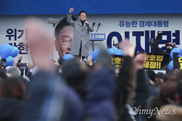더불어민주당 이재명 대선 후보가 22일 오후 경기도 부천시 부천역 마루광장에서 열린 유세에서 지지를 호소하고 있다. 