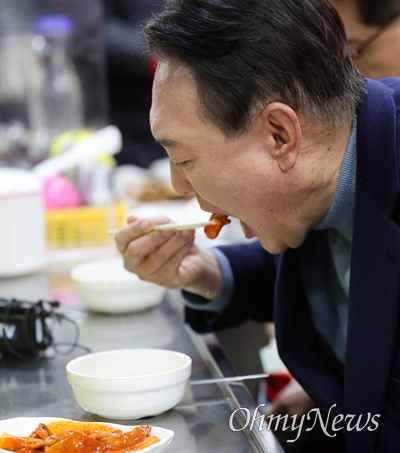 지난 2022년 2월 22일 당시 국민의힘 윤석열 대선 후보가 전북 군산시 군산공설시장에서 떡볶이를 먹고 있다.